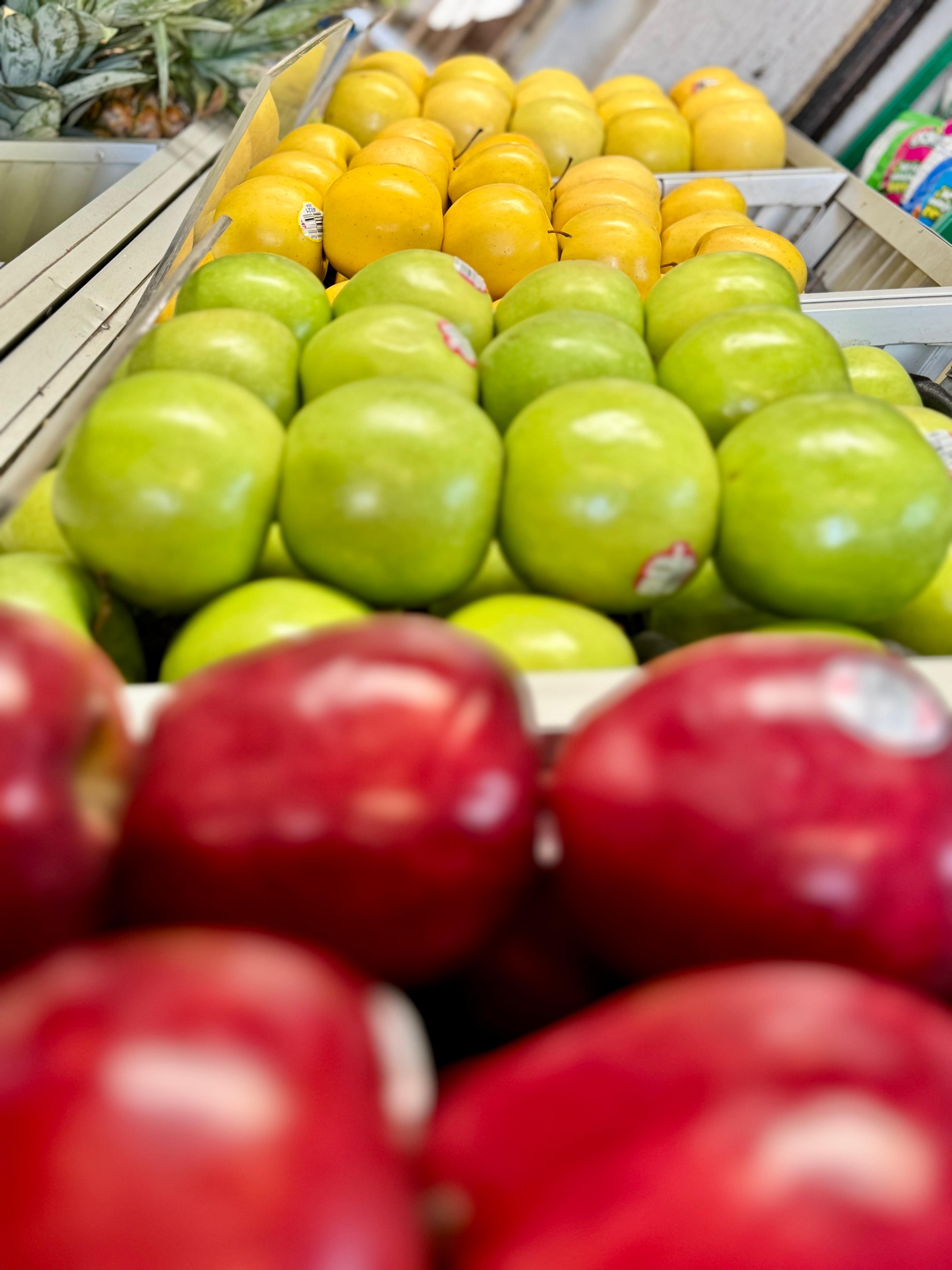 Manzanas rojas, verdes y amarillas